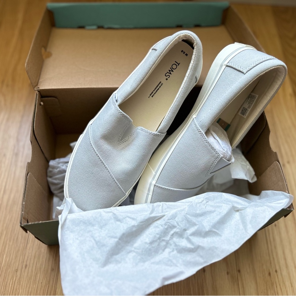 Gray slip on Toms 9.5 new in box